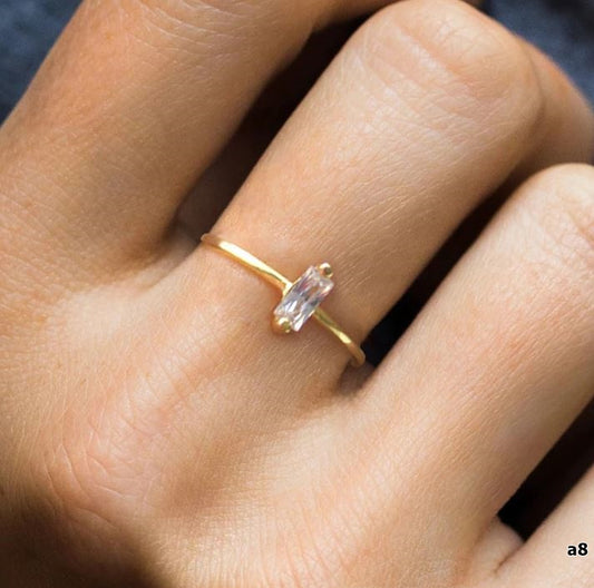 Anillo de acero dorado con zirconia