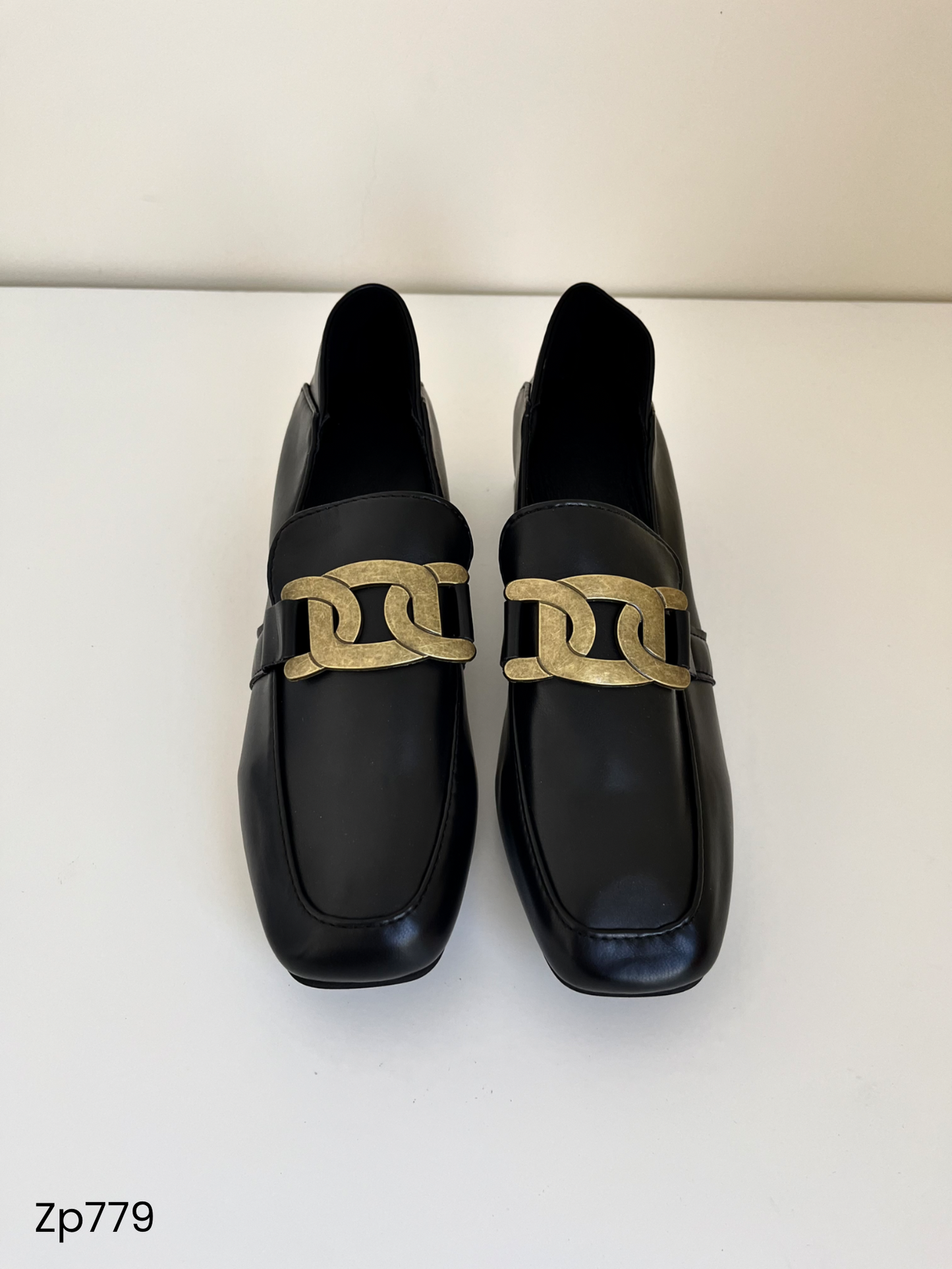 Zapato de tacón medio detalle dorado color negro