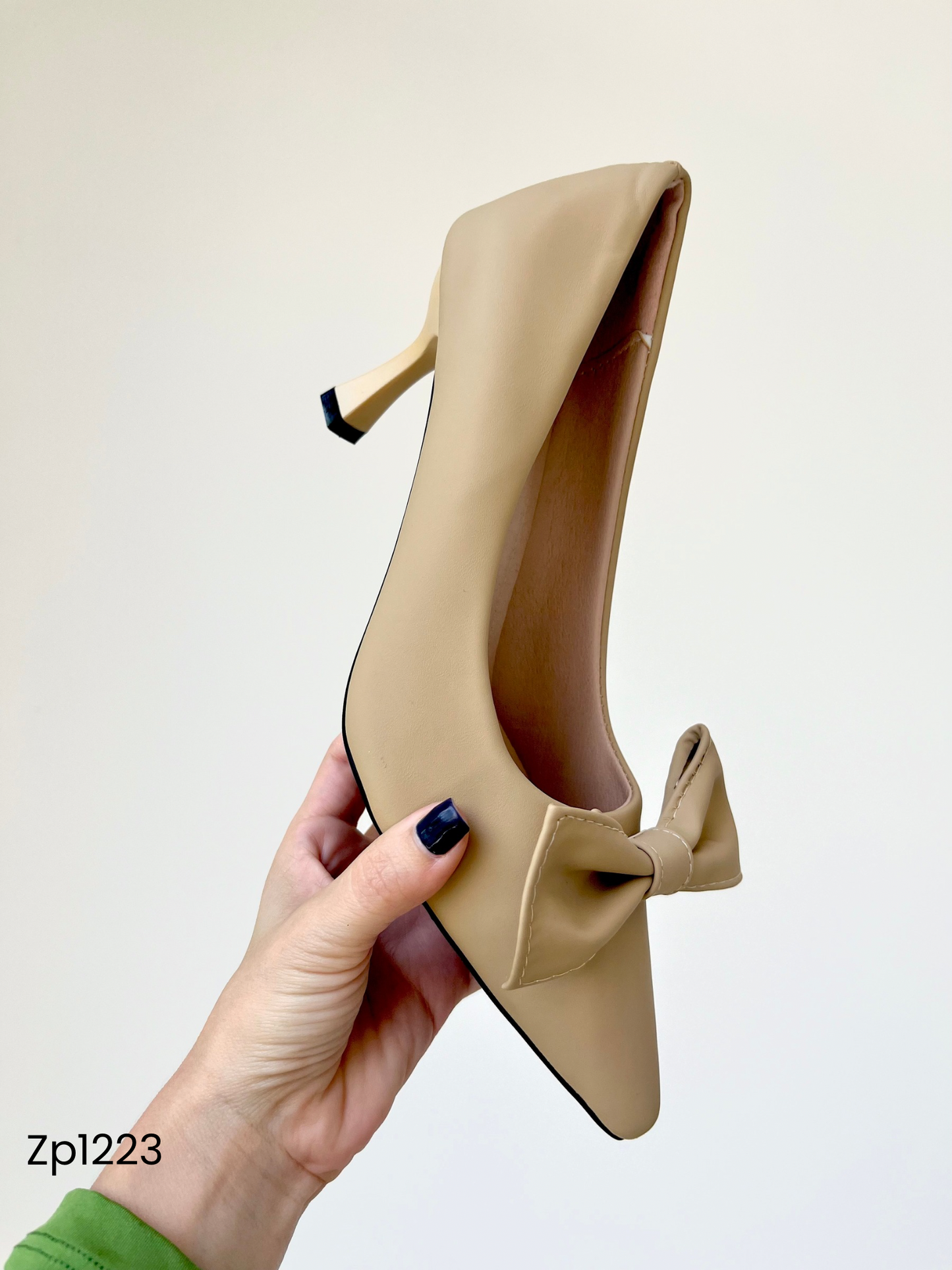 Zapato de tacón medio color beige