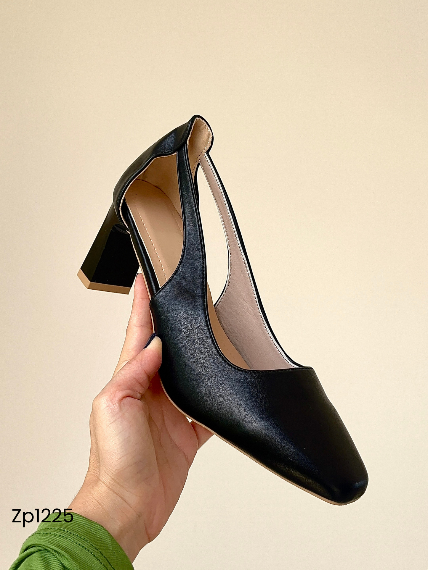 Zapato de tacón cuadrado alto color negro