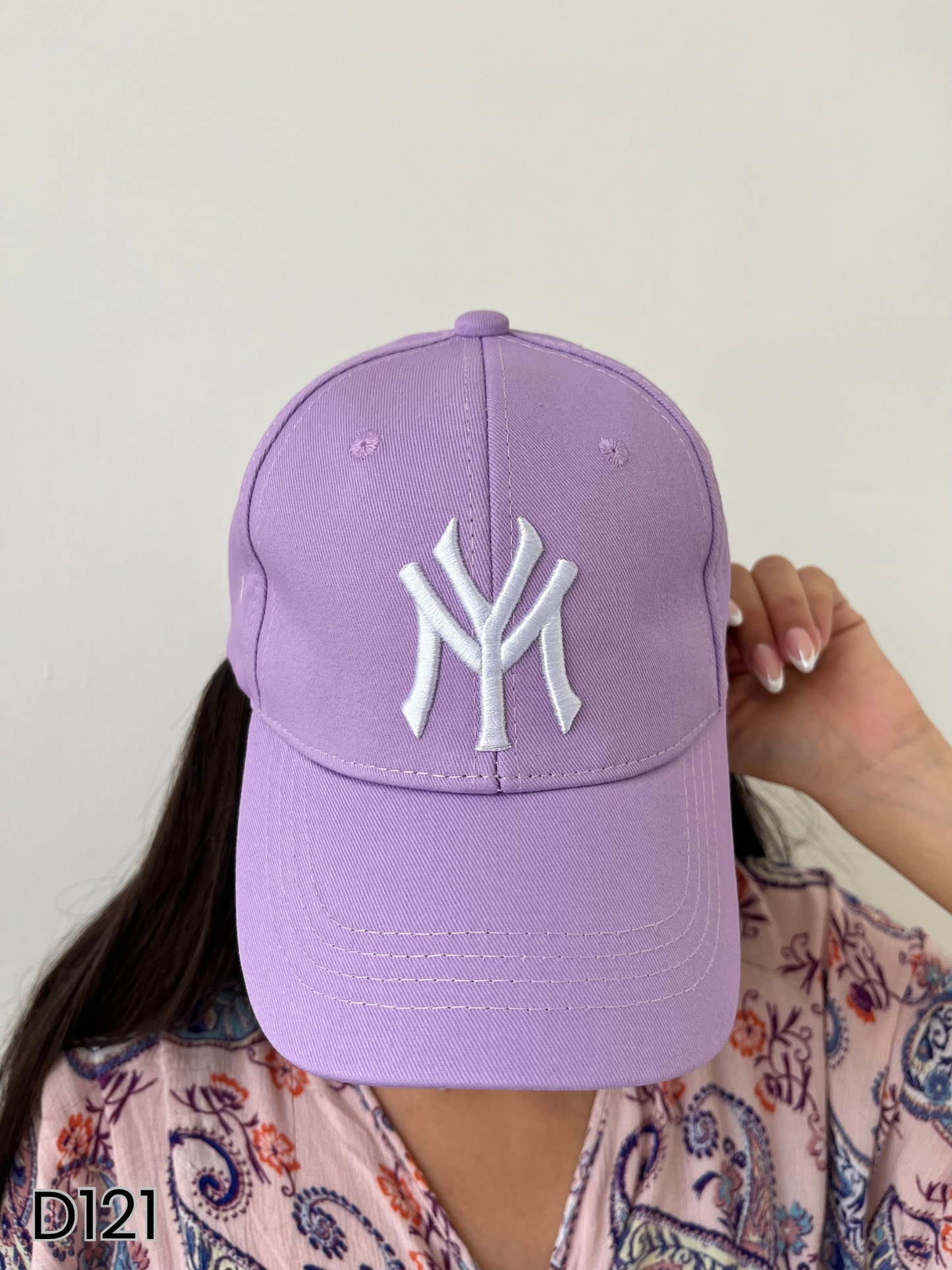 Gorras color rosa. morado, negro y rojo