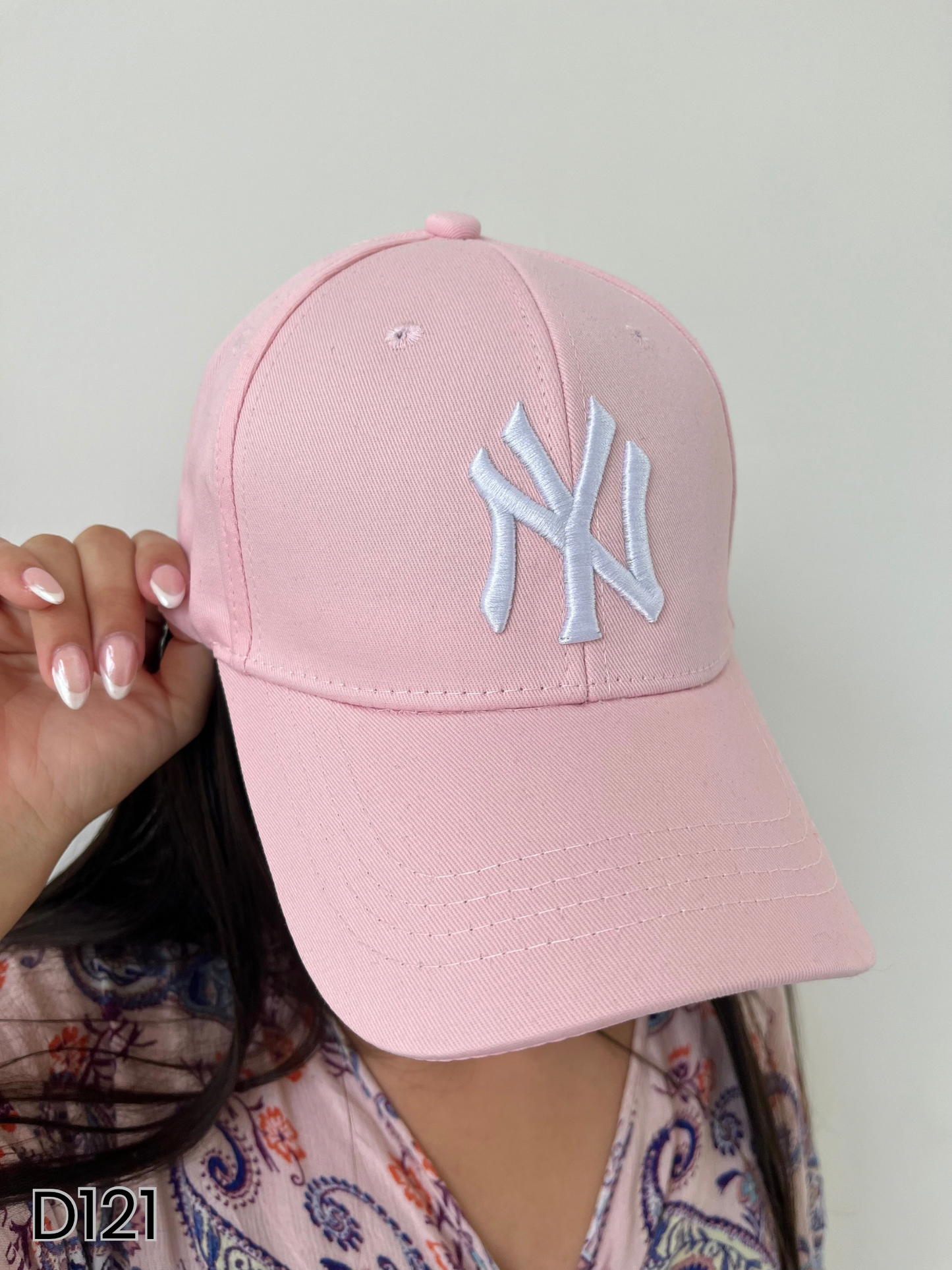 Gorras color rosa. morado, negro y rojo