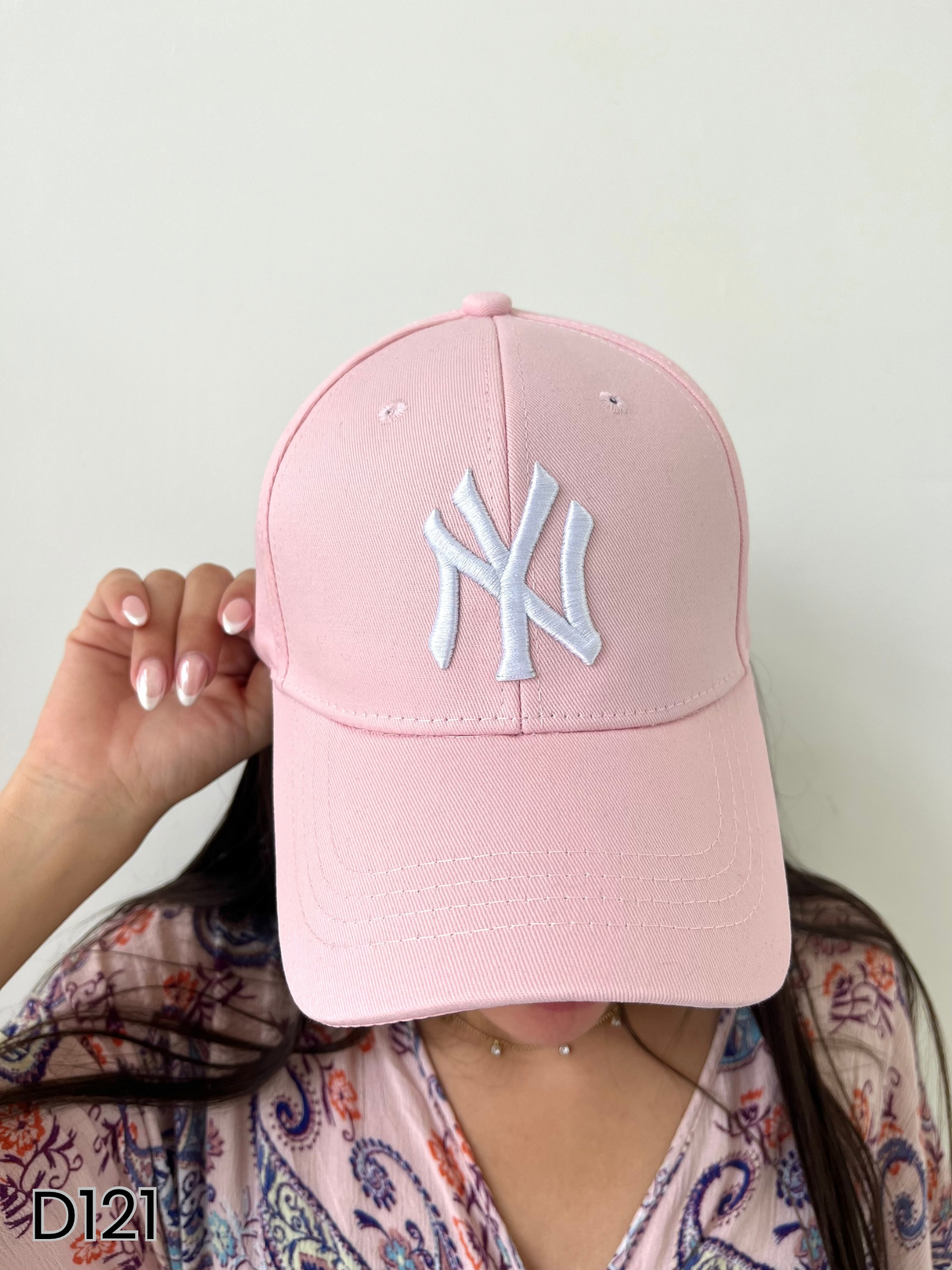 Gorras color rosa. morado, negro y rojo