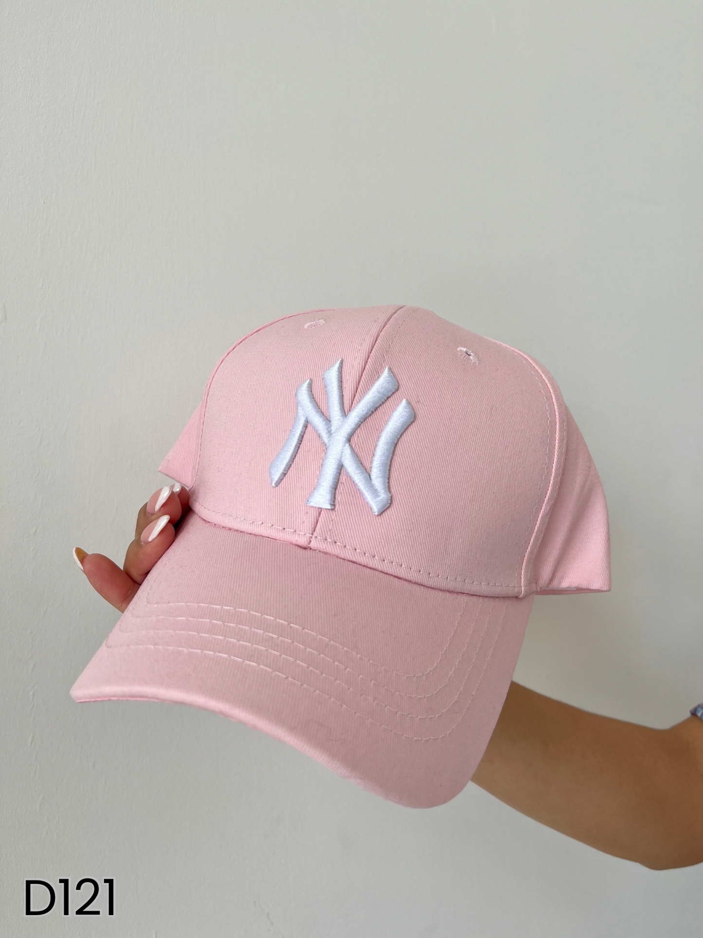 Gorras color rosa. morado, negro y rojo