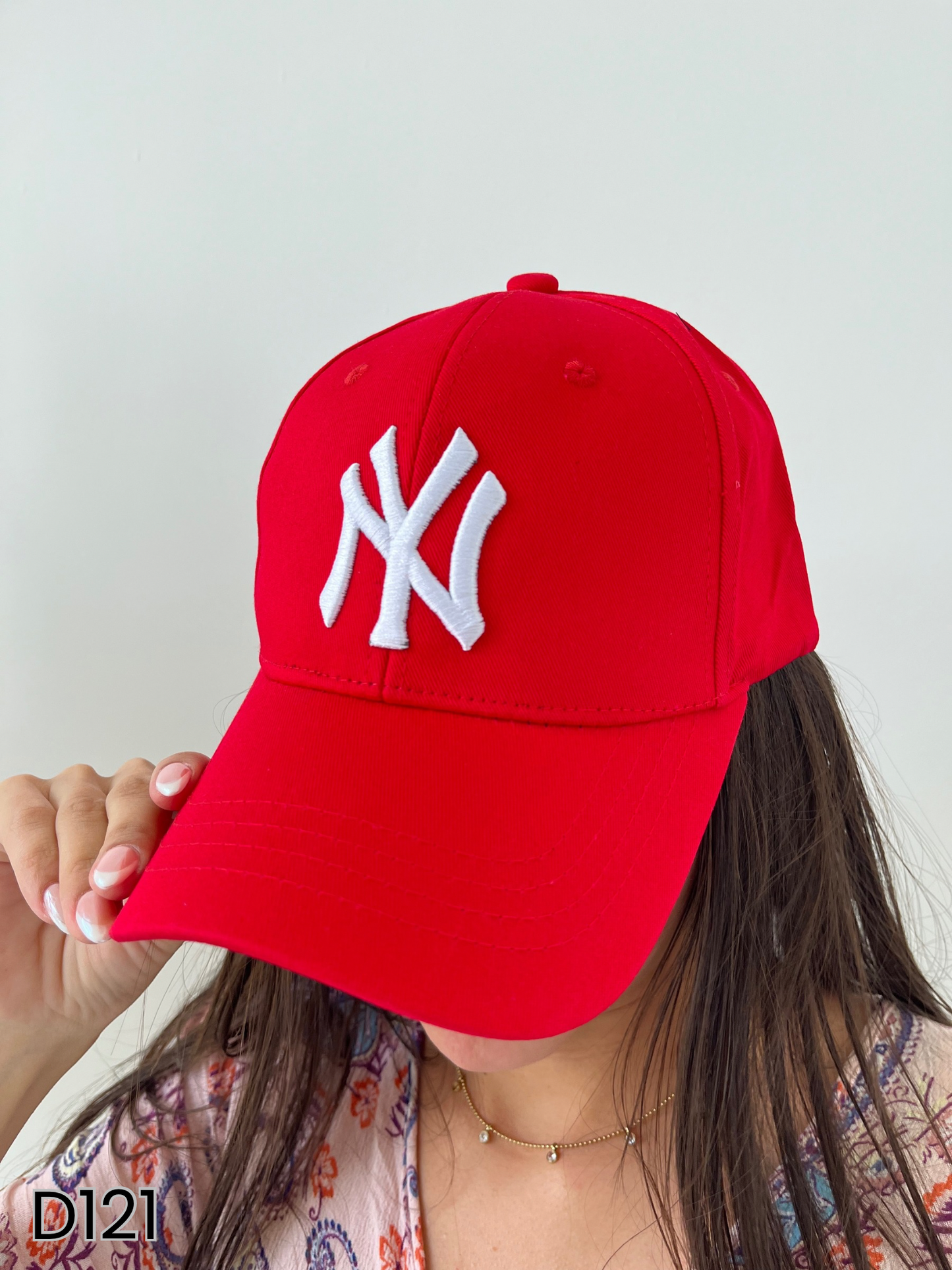 Gorras color rosa. morado, negro y rojo