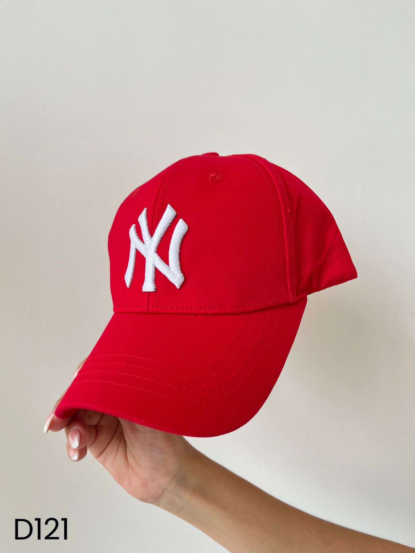 Gorras color rosa. morado, negro y rojo
