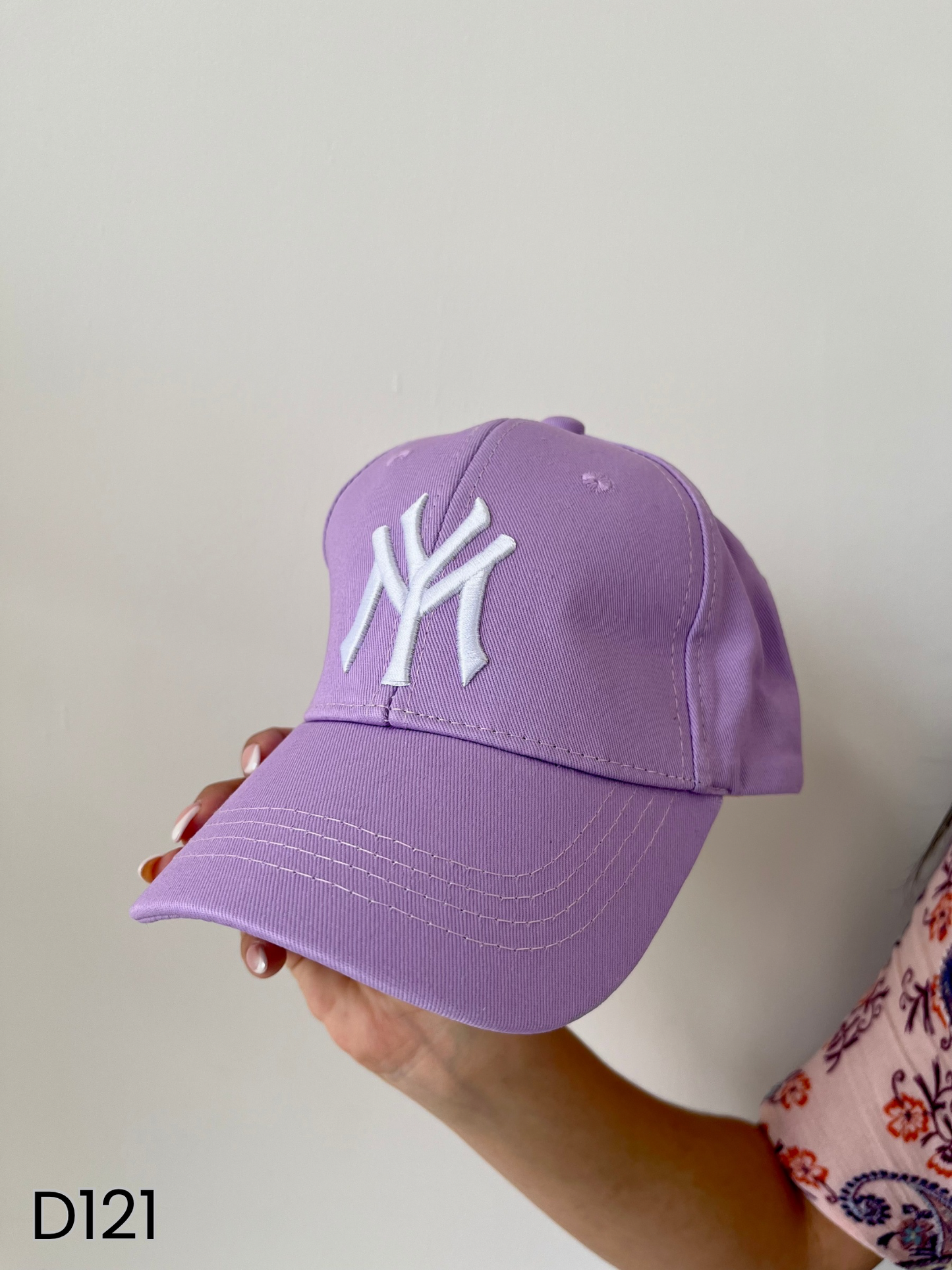 Gorras color rosa. morado, negro y rojo