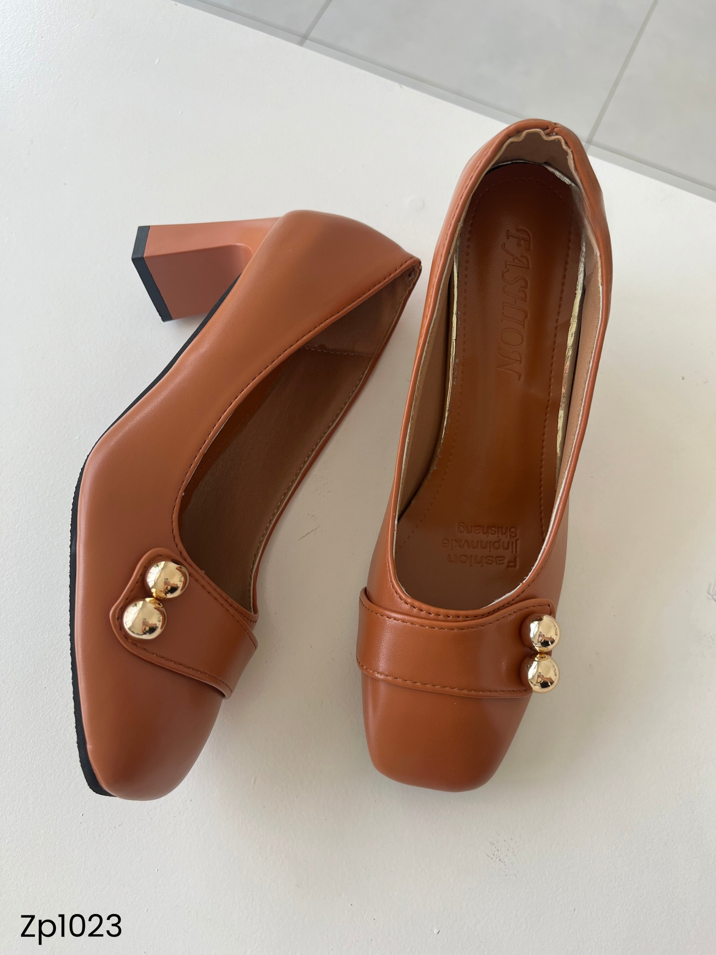 Zapato de tacón medio cuadrado color café