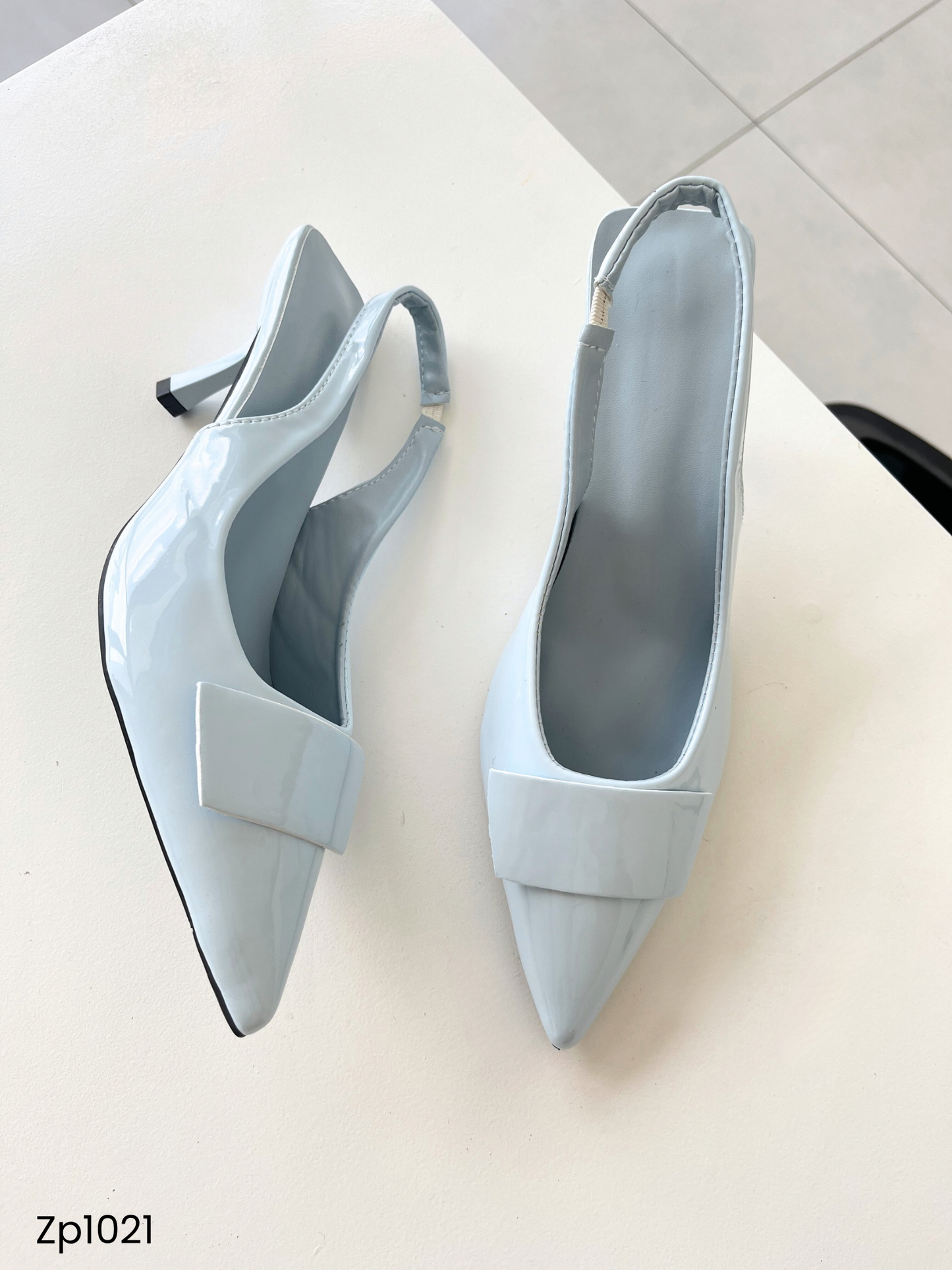 Zapato de tacón medio color celeste