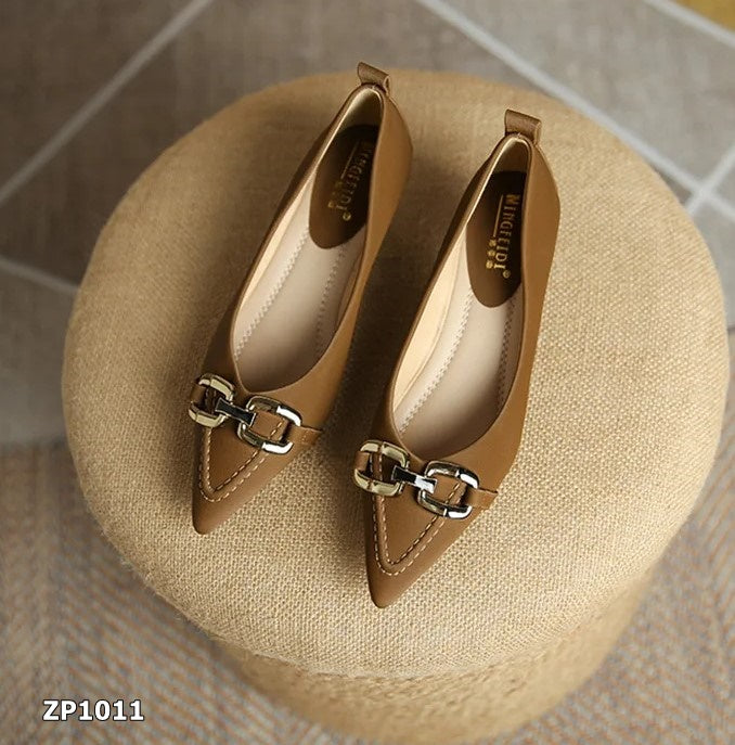 Zapato de tacón bajo detalle dorado color café