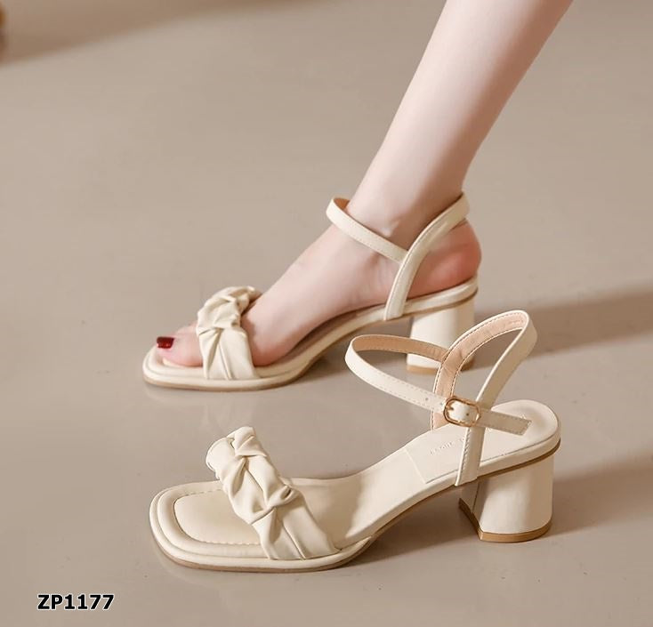 Sandalia de tacón alto cuadrado color beige