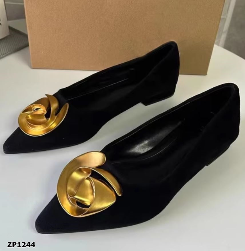 Zapato de tacón bajo detalle dorado color negro
