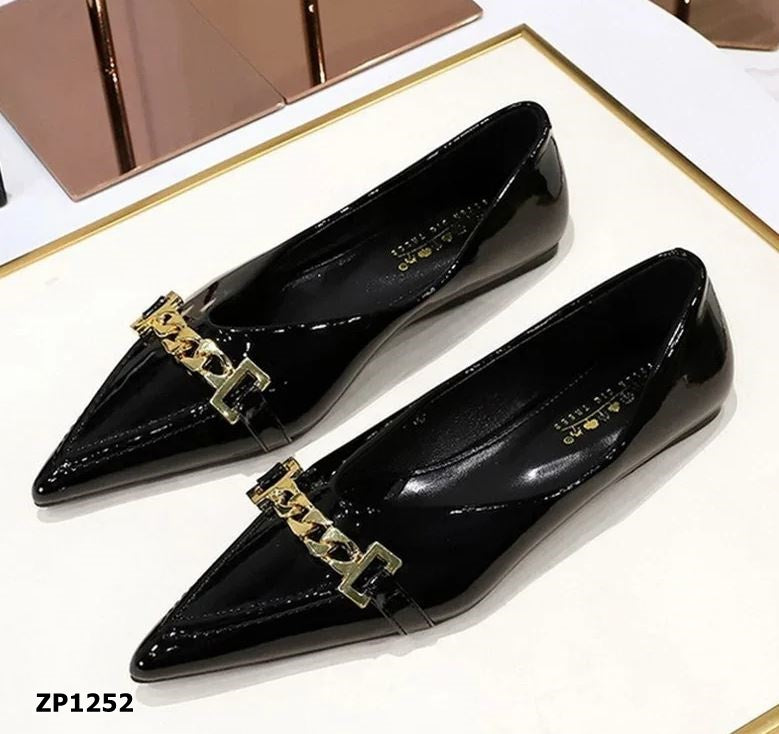 Zapato bajo flat detalle dorado color negro