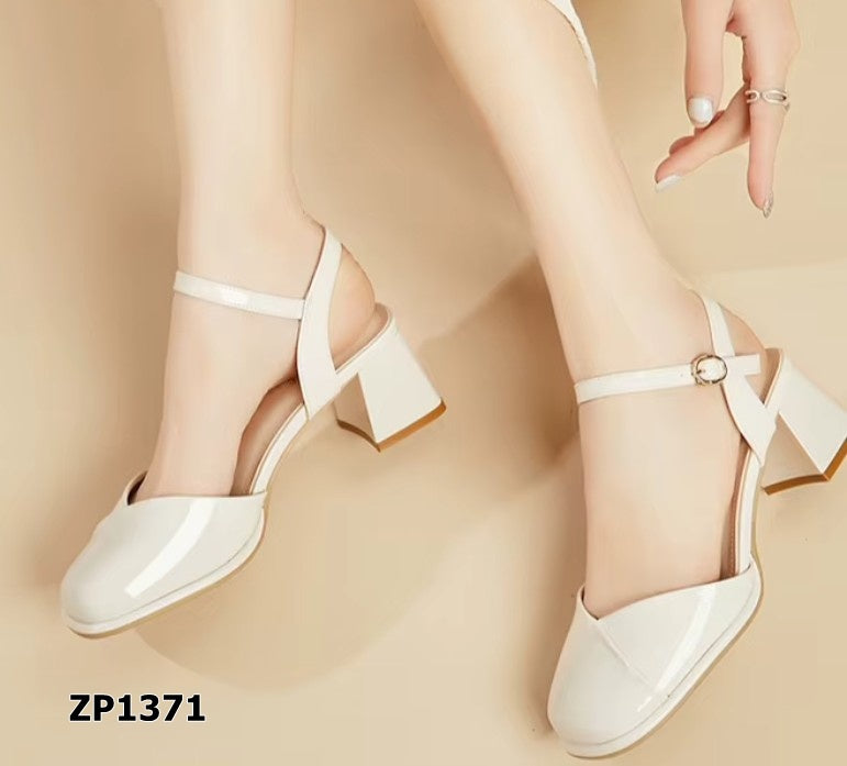 Zapatos de tacón medio en charol color negro y blanco