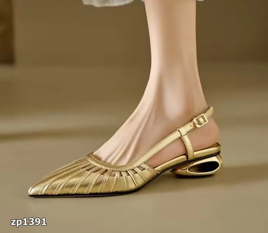 Zapatos de tacón bajo en punta color dorado