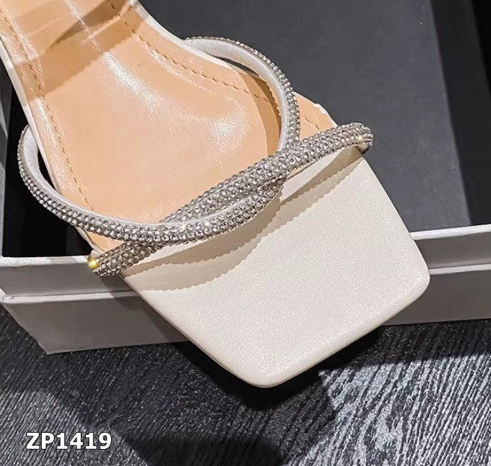 Sandalia de tacón bajo cuadrado detalle dorado color blanco