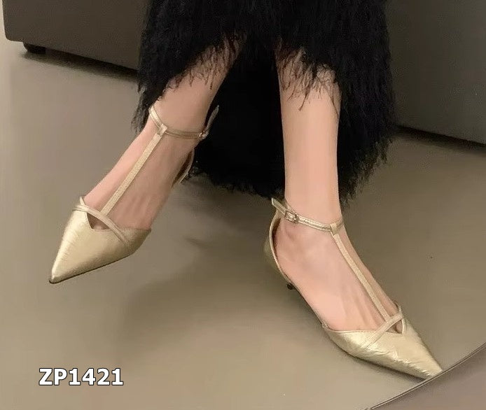 Zapato de tacón bajo color dorado