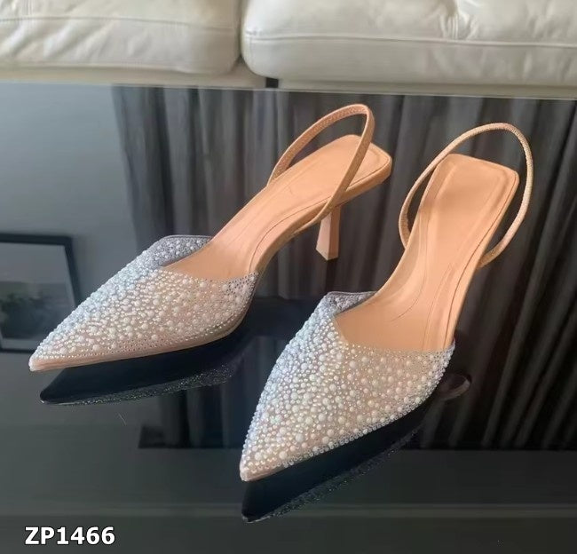 Zapatos de tacón alto en punta con pedrería