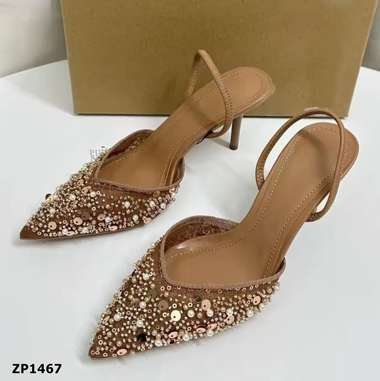 Zapatos de tacón alto café con lentejuelas y pedrería