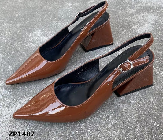 Zapato de tacón medio cuadrado color café, rojo y beige