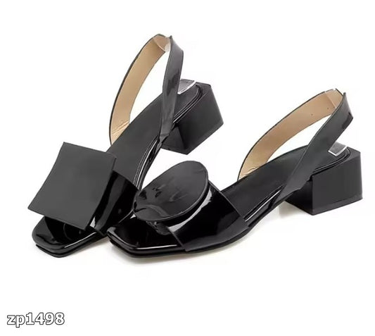 Sandalia de tacon bajo negra en charol