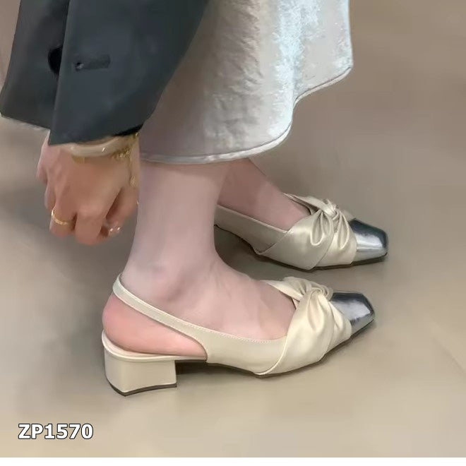 Zapatos de tacón bajo color beige con punta plateada