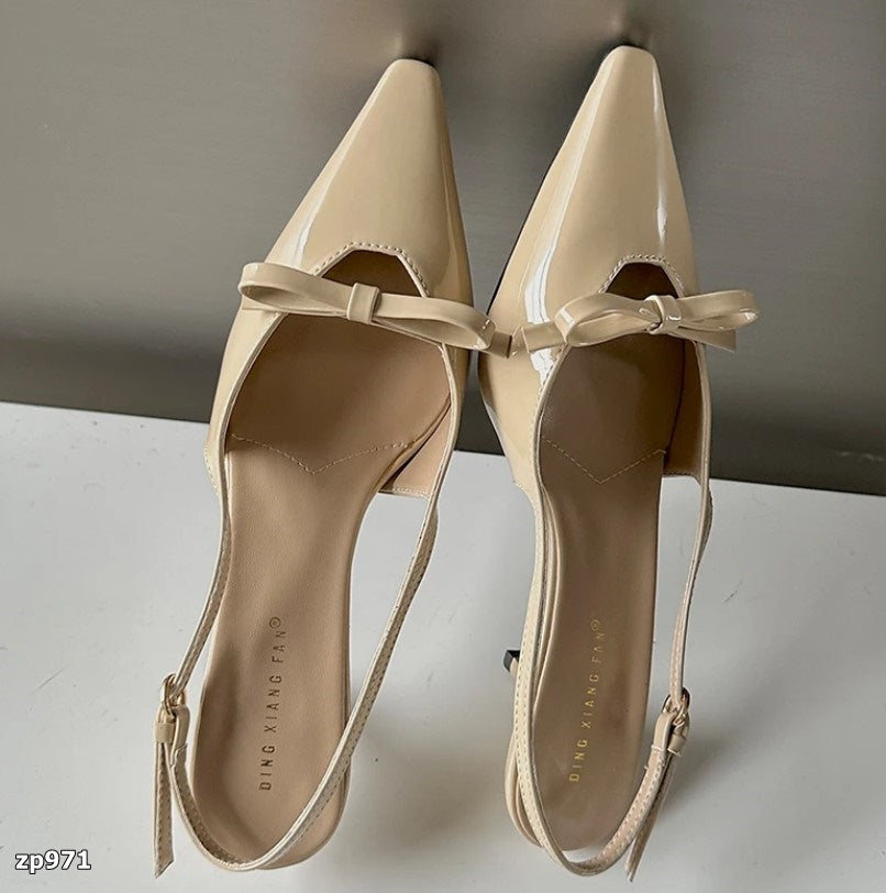 Zapato de tacón bajo color beige