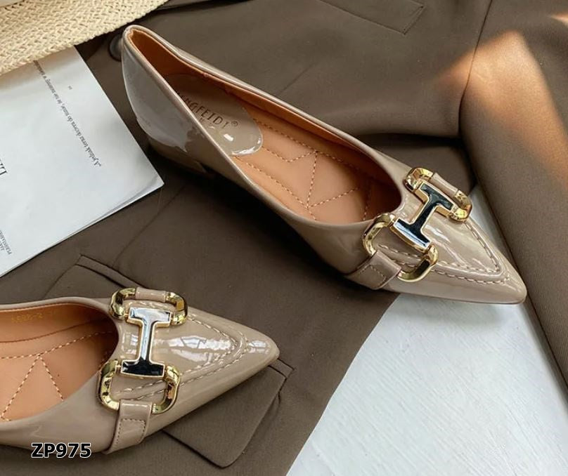 Zapato de tacón bajo detalle dorado color beige