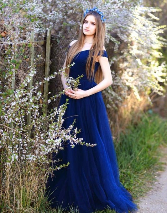 Vestido de gala off-shoulder con tul color azul navy