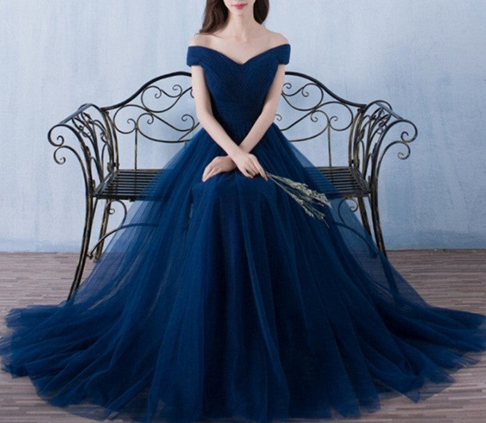 Vestido de gala off-shoulder con tul color azul navy