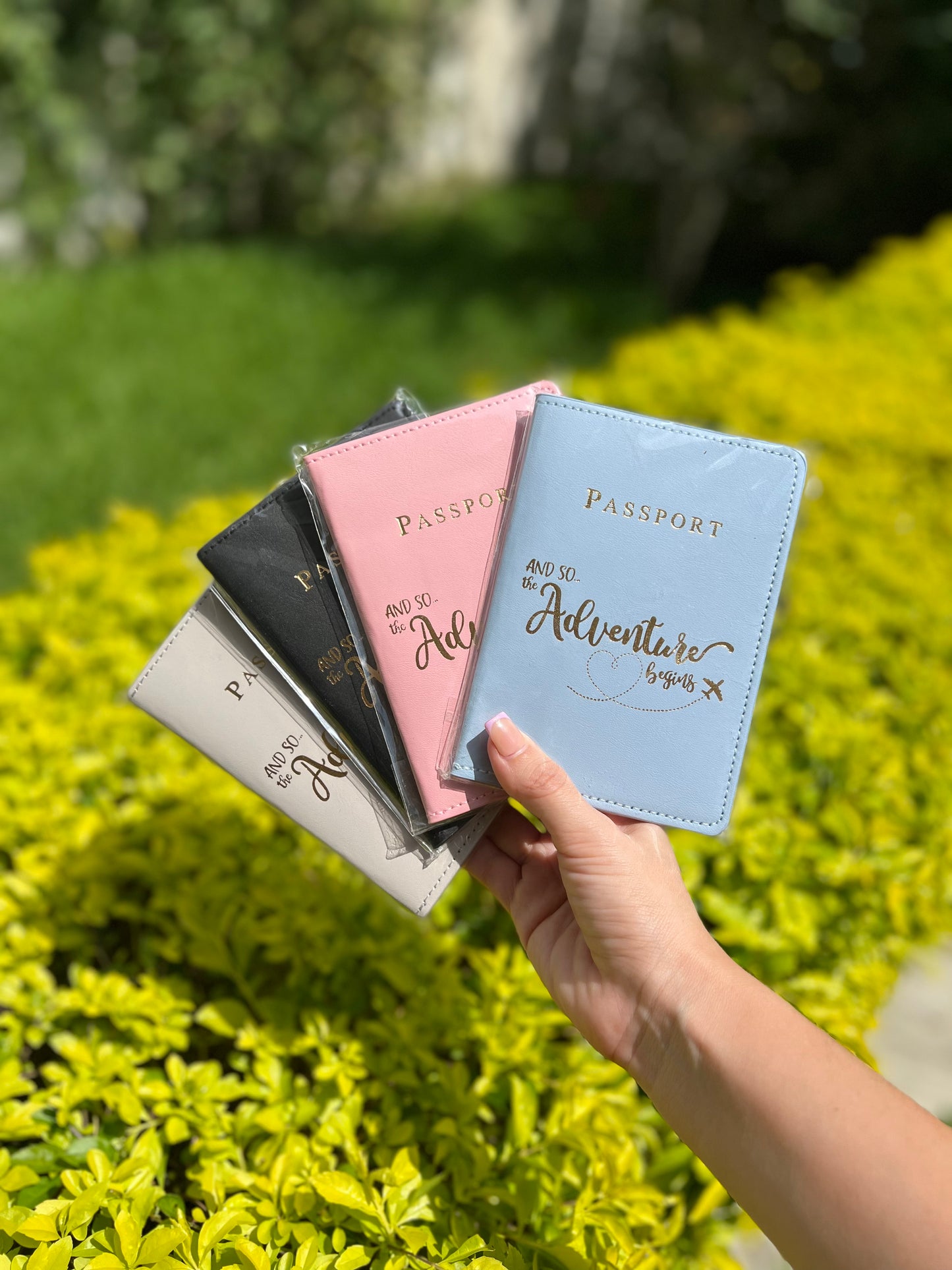 Pasaportera Adventure color rosa, azul, negro y gris
