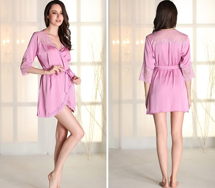 Bata satinada con blonda color rosa