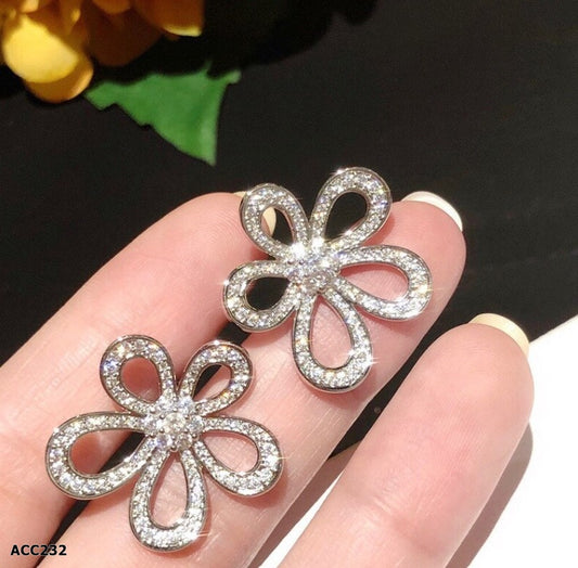 Aritos plateados de fantasia con forma de flor