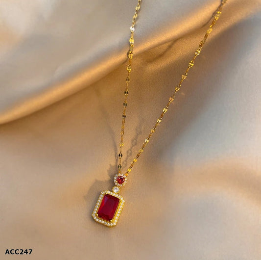 Gargantilla dorada de acero inoxidable con piedra roja