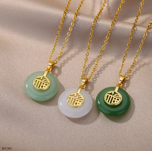 Gargantilla dorada con piedra verde oscuro y blanca