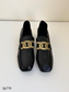 Zapato de tacón medio detalle dorado color negro