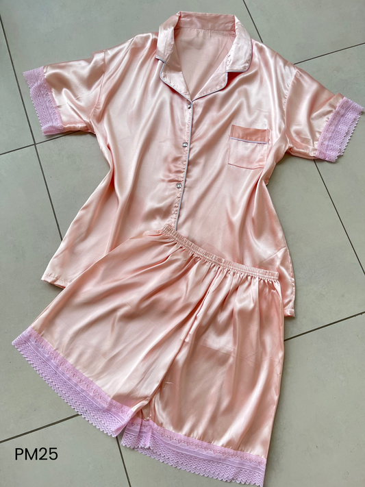 Pijama satinada 2 piezas manga larga y short color rosa