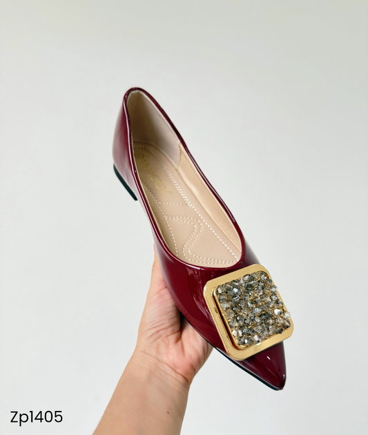 Zapato bajo flat detalle dorado con pedrería color rojo vino