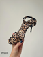 Sandalia de tacón alto leopard print