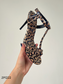 Sandalia de tacón alto leopard print