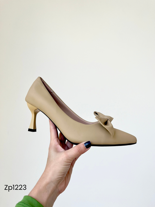 Zapato de tacón medio color beige