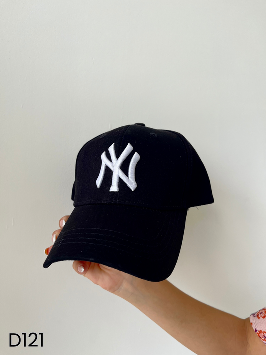 Gorras color rosa. morado, negro y rojo