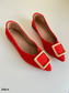 Zapato bajo detalle dorado color rojo