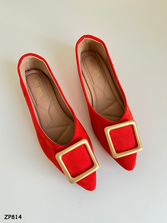 Zapato bajo detalle dorado color rojo