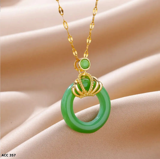 Gargantilla de acero inoxidable dorada con verde