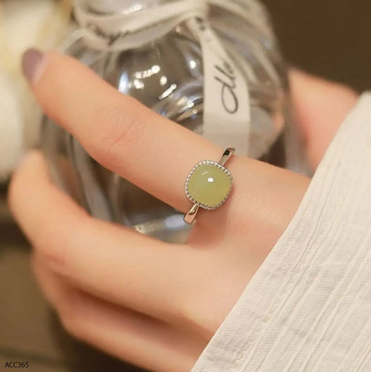 Anillo dorado de acero inoxidable con piedra verde