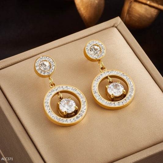 Aritos de acero inoxidable dorados con zirconias