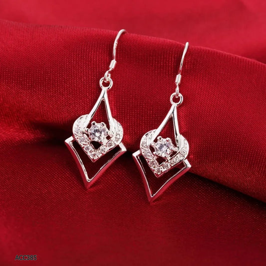 Aritos de acero inoxidable plateados en forma de semi corazon