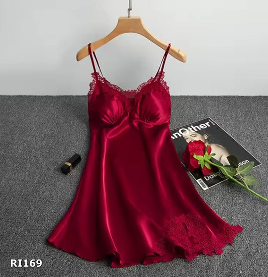 Bata roja de tirantes con blonda