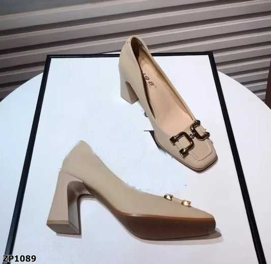 Zapato de tacón alto color beige y negro